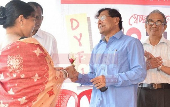 5 BJP members join CPI-M, Minister receives with red roses 5 BJP members join CPI-M, Minister receives with red roses